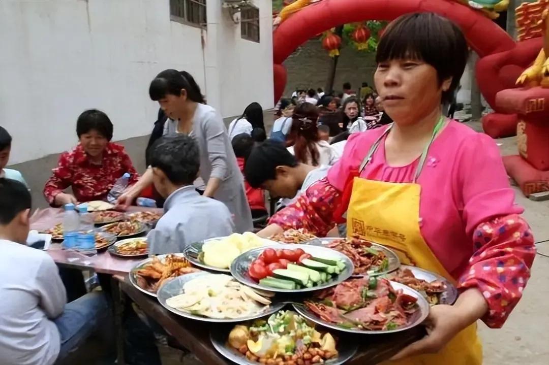 有人说：村子里以后谁家的孩子要办升学宴，600分以上的就不要给我打电话了。300