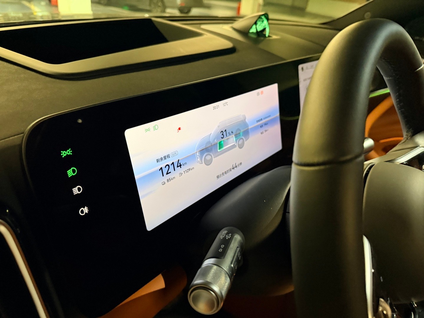 怎么在人车鼎沸的上海南京路白嫖停车那就是找个大厦一边充电一边免费停车一个半小时然