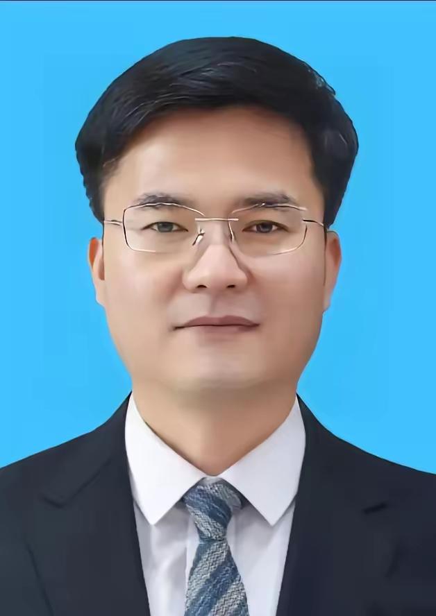 看到王正儒被查，我是一愣！
这人太年轻，太聪明，太幸运，也太帅气了，怎么好好的就