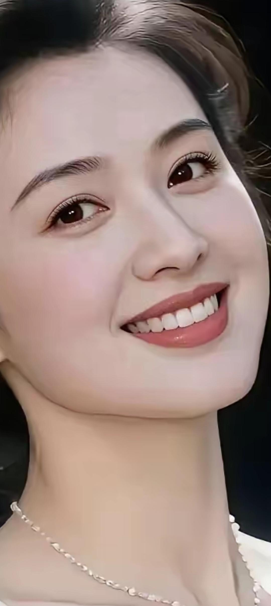 这位小姐姐笑得真甜！