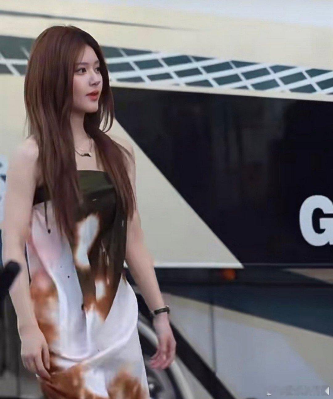 话说。。。赵露思这身衣服  像是裹了个布诶。。。 ​​​