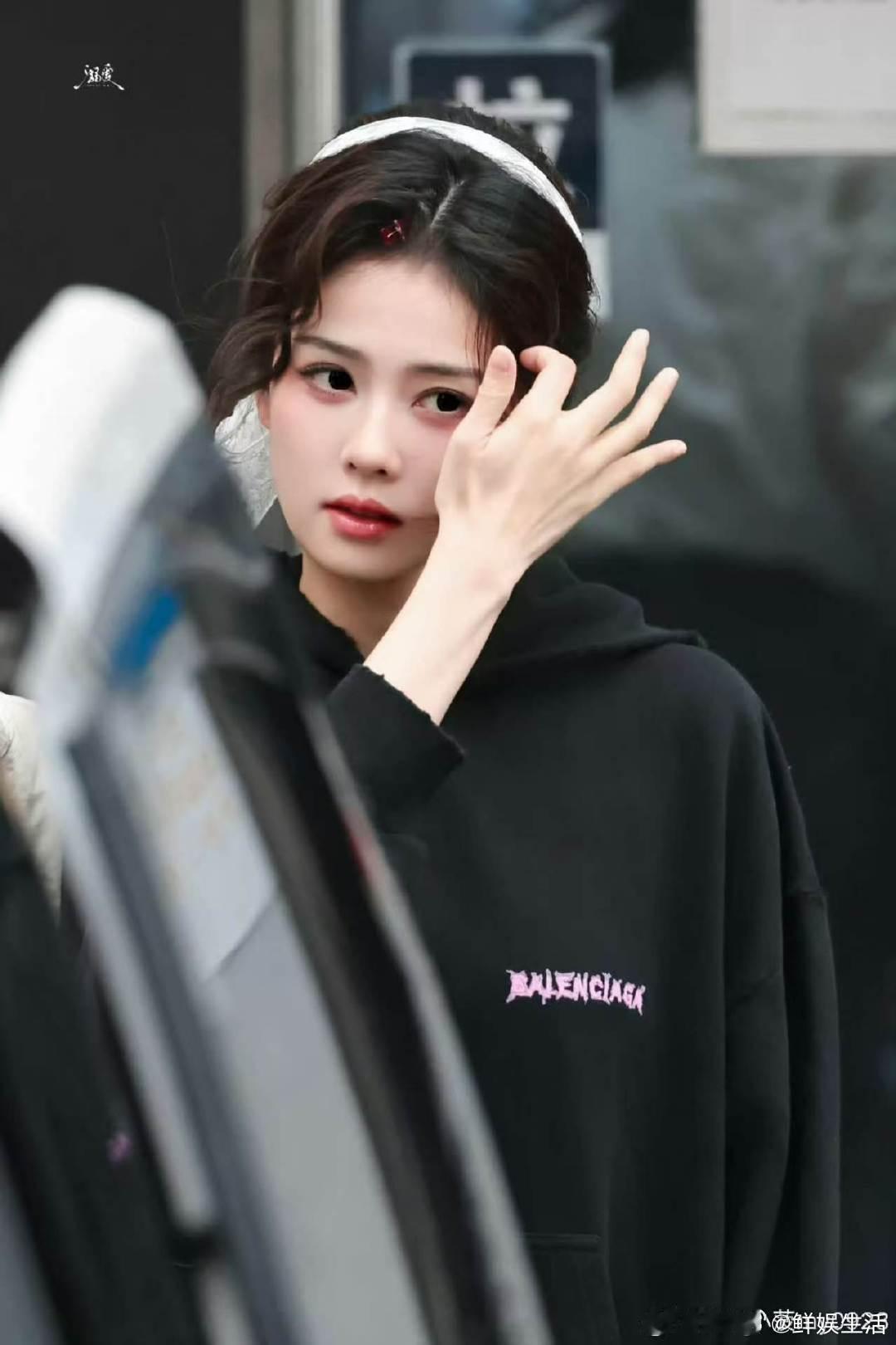 白鹿莫离好六上班路透白鹿520给粉丝准备了花奔赴综艺现场元气十足，白鹿颜值稳定输