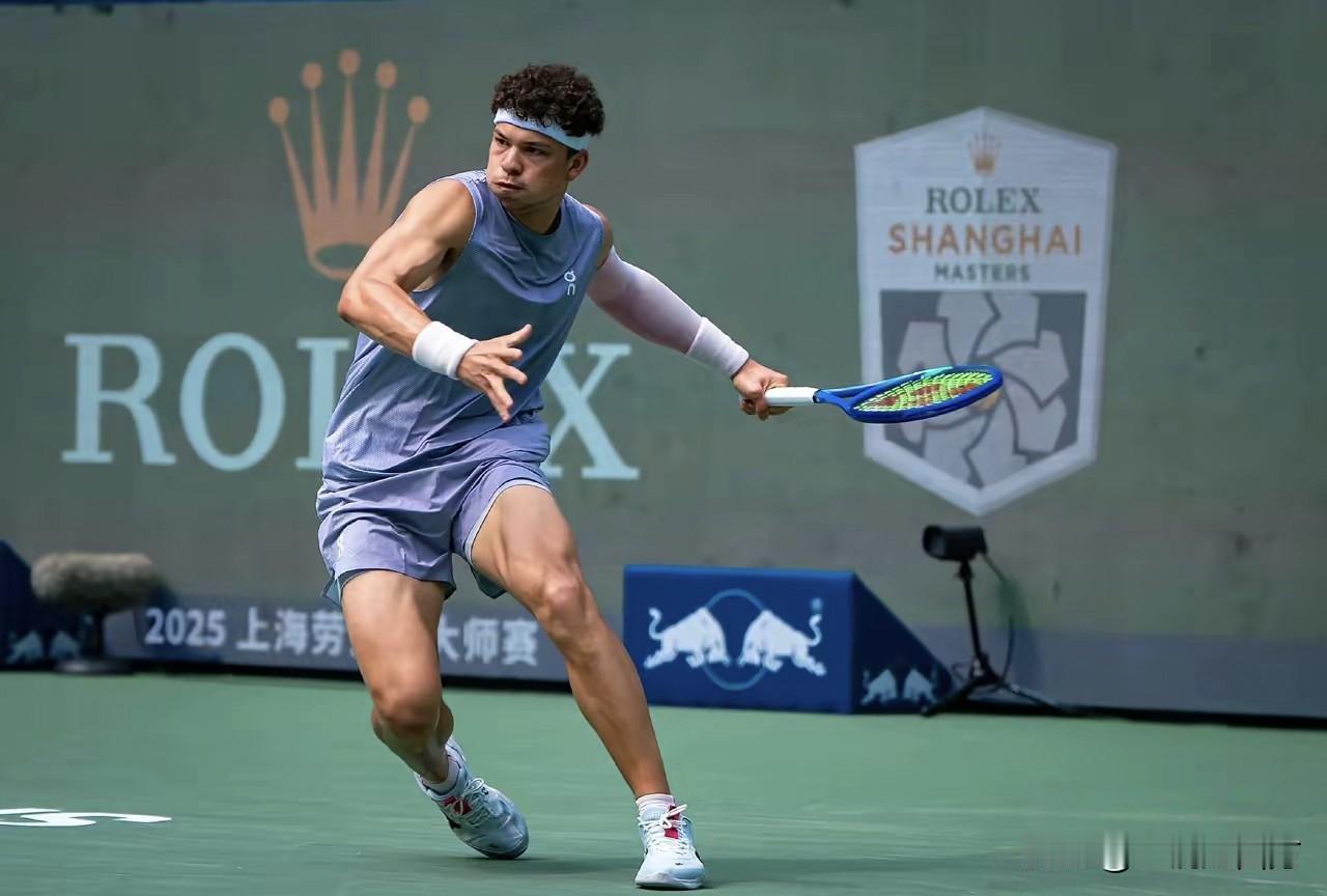 ATP500巴塞尔站男单首轮，二号种子谢谢尔顿遭遇波兰选手迈赫扎克的顽强阻击，他