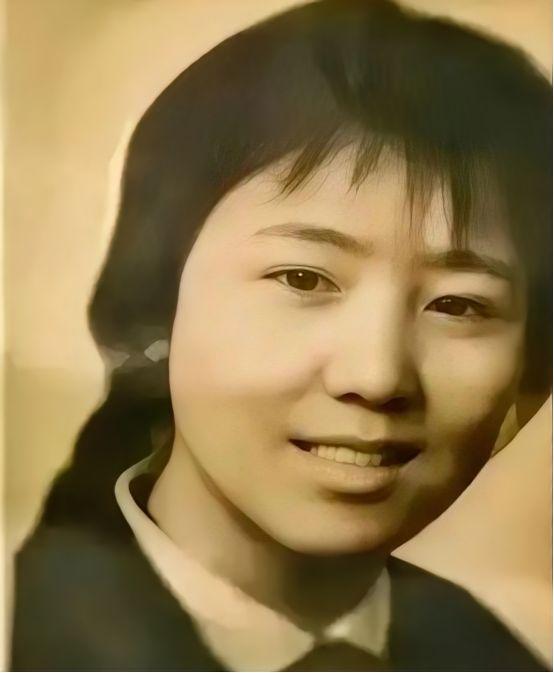 1972年，泥瓦匠张复生迎娶了女知青乔献华。新婚夜，他发现妻子的腰很粗，面对他的