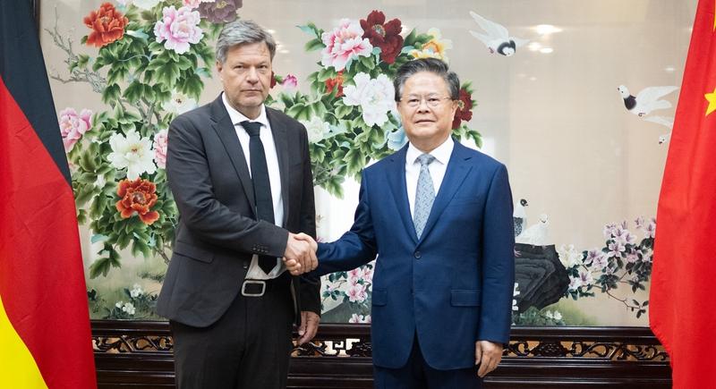 德总理访华前找中国问题专家吃饭 德国总理默茨访华这事挺有意思。大年初一他就在社交