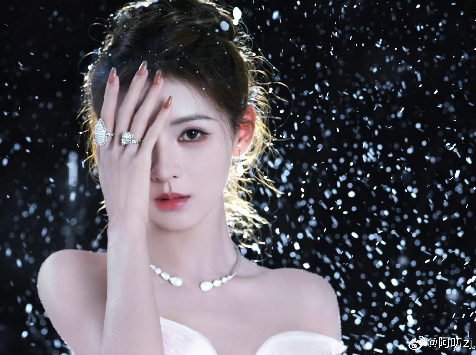 被张予曦雪中造型狠狠打动！抛开复杂修饰，每一处呈现都源于自然本能，纯粹又有力量，