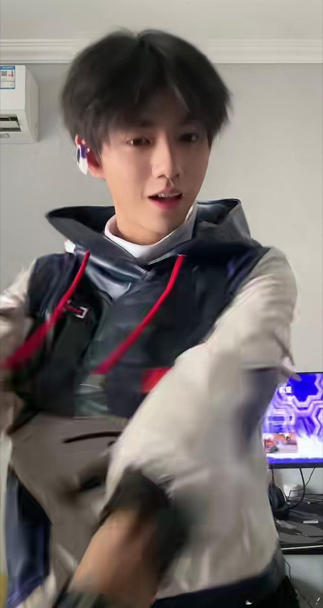 一开始觉得这货挺像凯皇的，结果天天蹭让人反感，每次都用同一个角度！