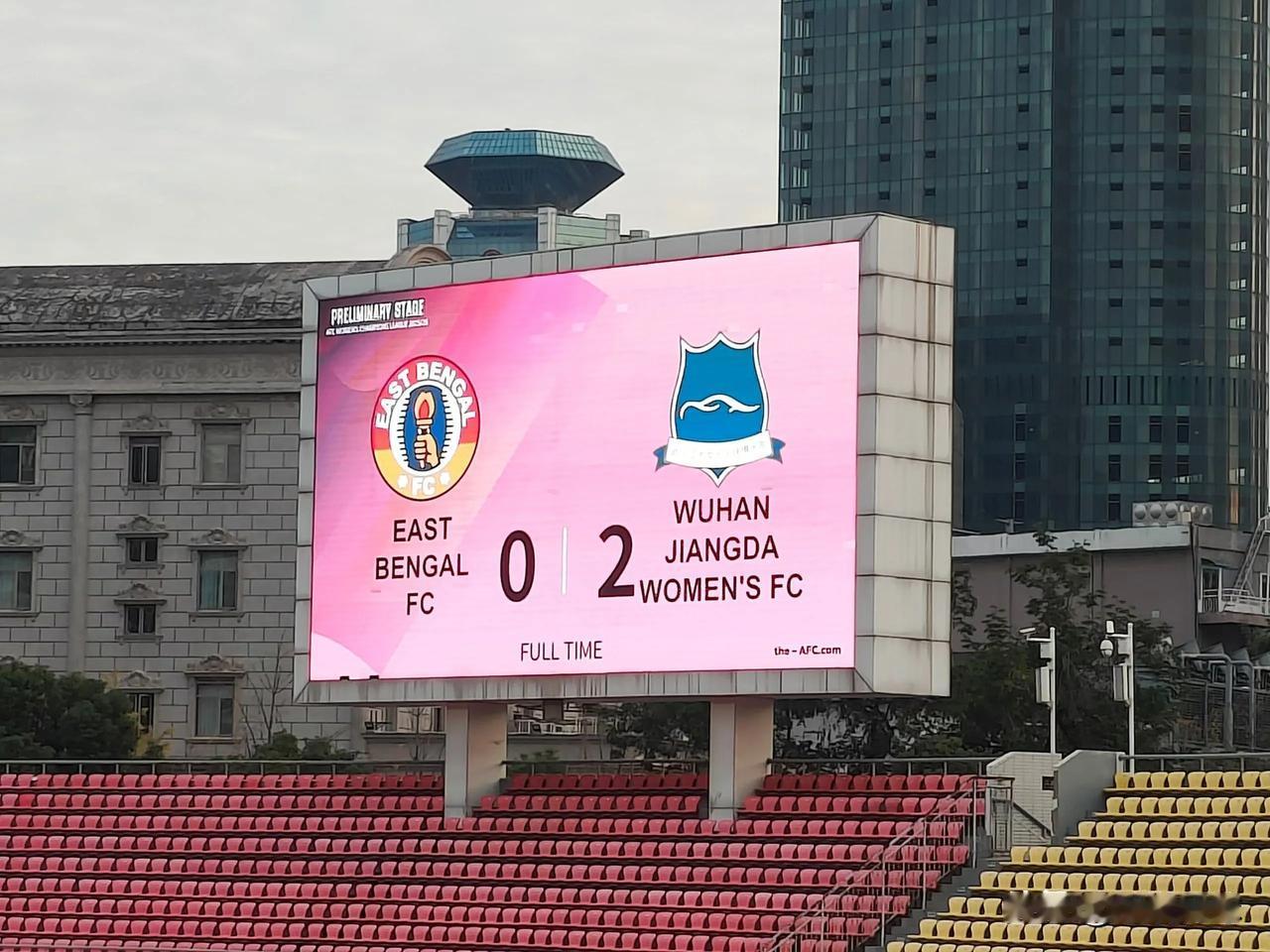 王霜梅开二度，武汉江大女足2比0击败东孟加拉，目前积4分，提前一轮锁定小组出线权
