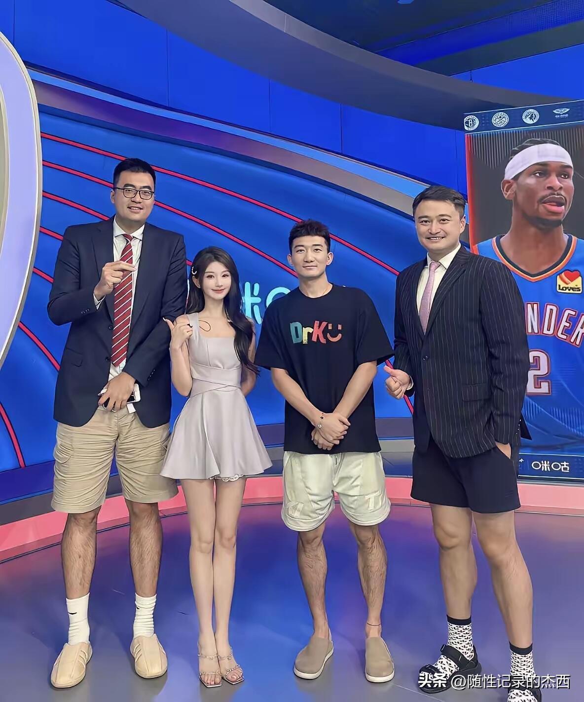 别看平时主持人穿的很正式，西装笔挺的，可当他们站起来的时候，你就会觉得很惊讶，原