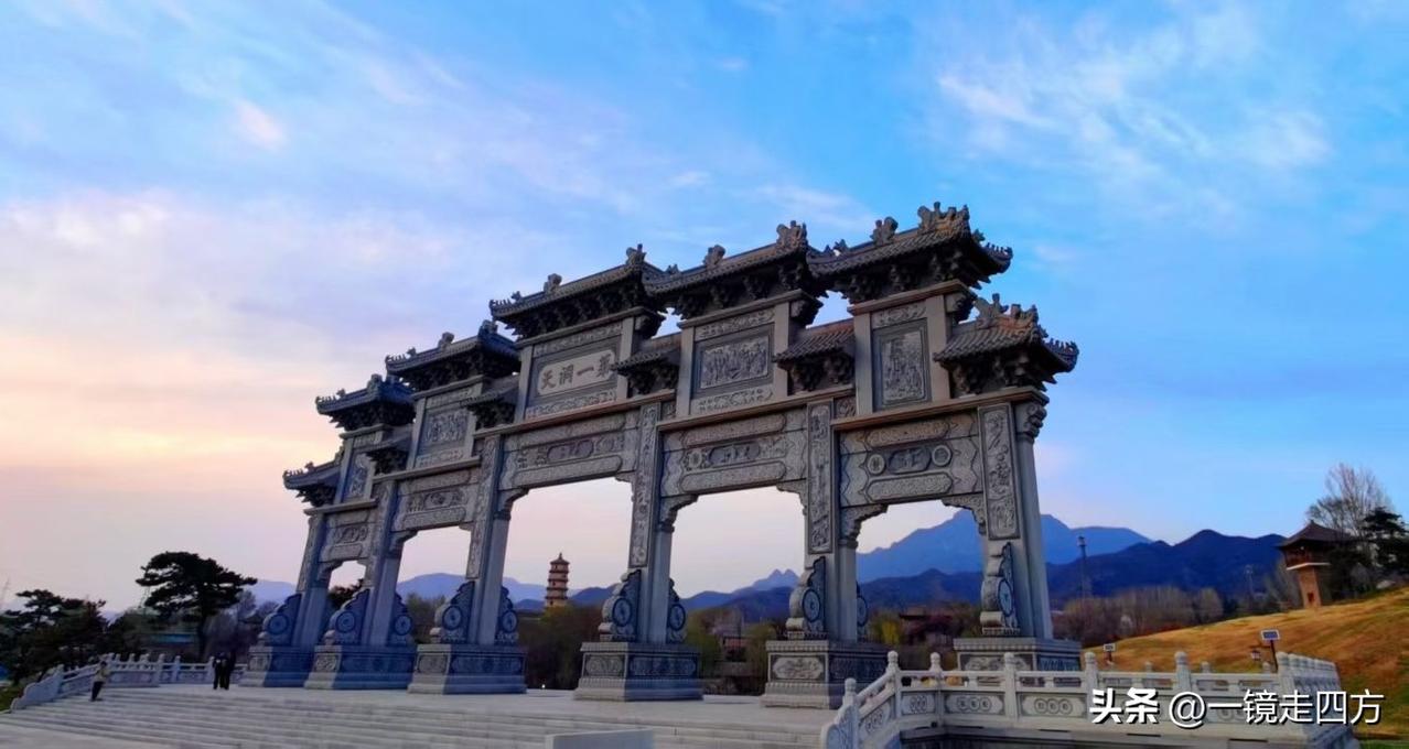 王屋山位于河南省济源市王屋镇，这里是“愚公移山”故事的原发地（《列子·汤问》记载