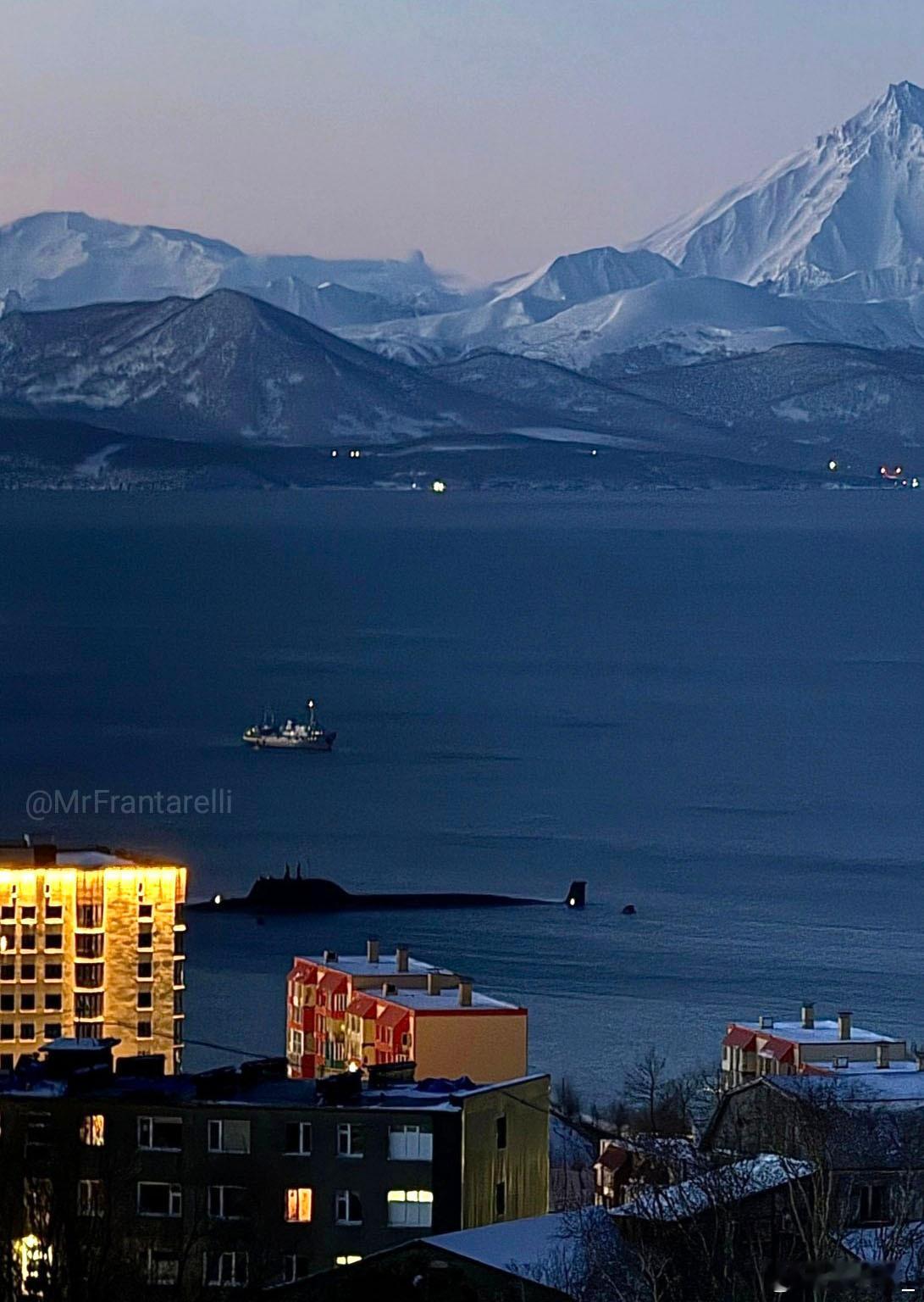 堪察加半岛彼得罗巴甫洛夫斯克，一艘885M型（亚森M级）攻击核潜艇停泊在岸边。太