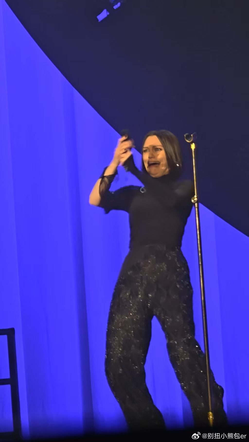 结石姐上海演唱会夯爆了结石姐表情包艺术家上海收官场太精彩！纯粹唱功碾压全场，没有