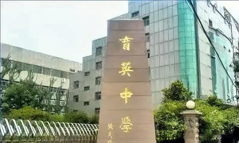 该为田老师不值，还是为家长鼓掌？
   9月18日晚，济南市市中区政府网站发布情