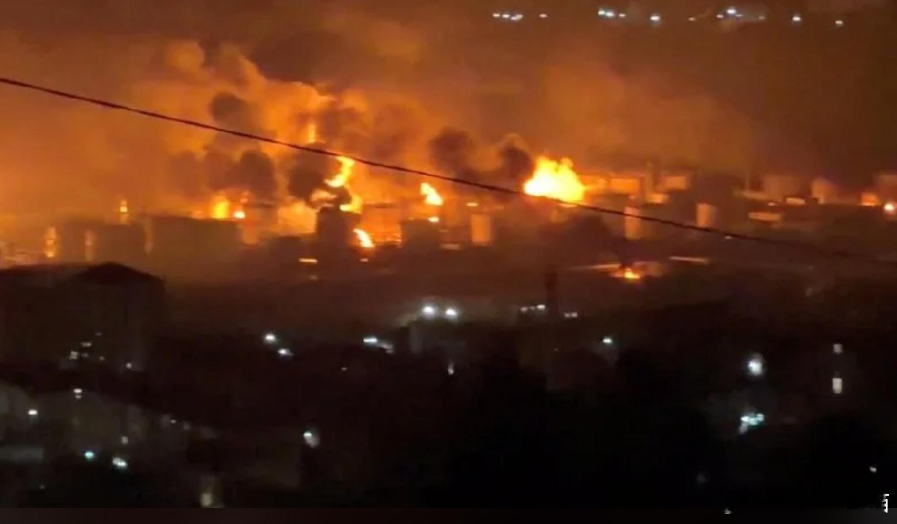 乌克兰无人机突袭俄黑海港口：土阿普谢起火致1死，港区受损严重海外新鲜事俄乌冲突 