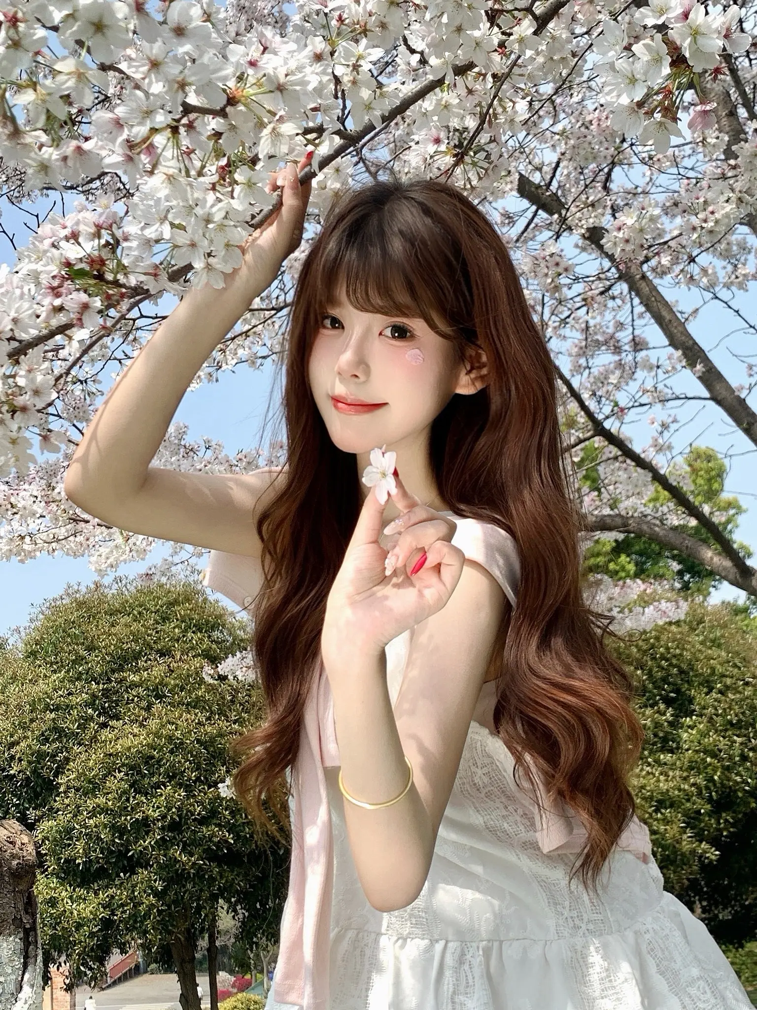 樱花树下站谁都美