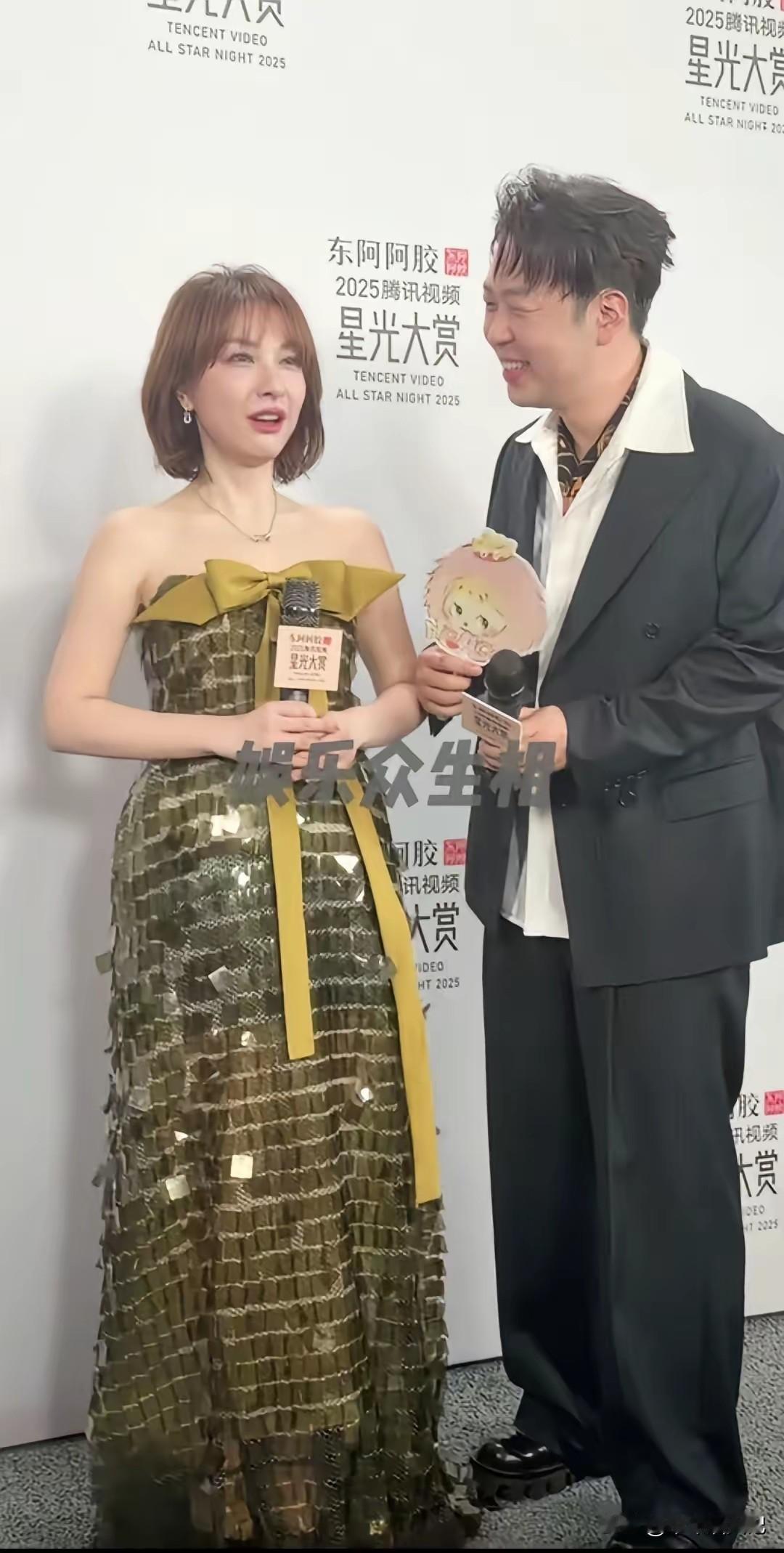 喜欢一个人，眼神是藏不住的。

你看杜海涛看吴昕，虽然眼睛小，但仔细瞅，里头真有