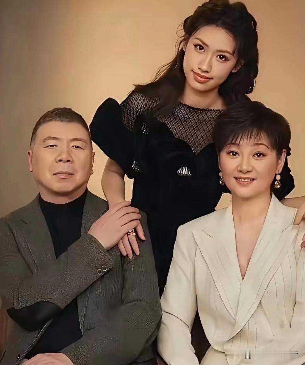 徐朵和冯小刚真的一模一样，徐朵真是好运气，从小在福利院，后来被冯小刚和徐帆领养回