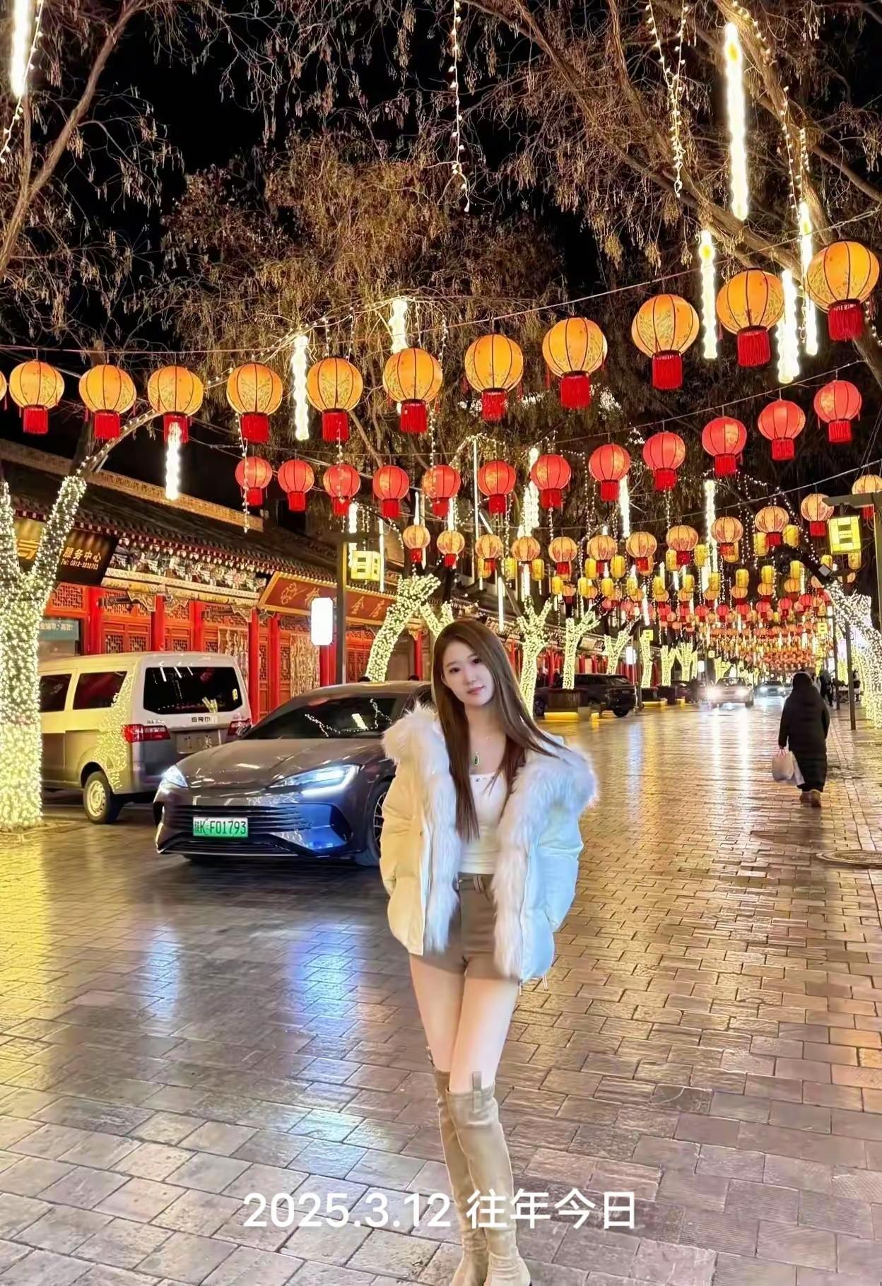 景点打卡pose 一本正经游客照