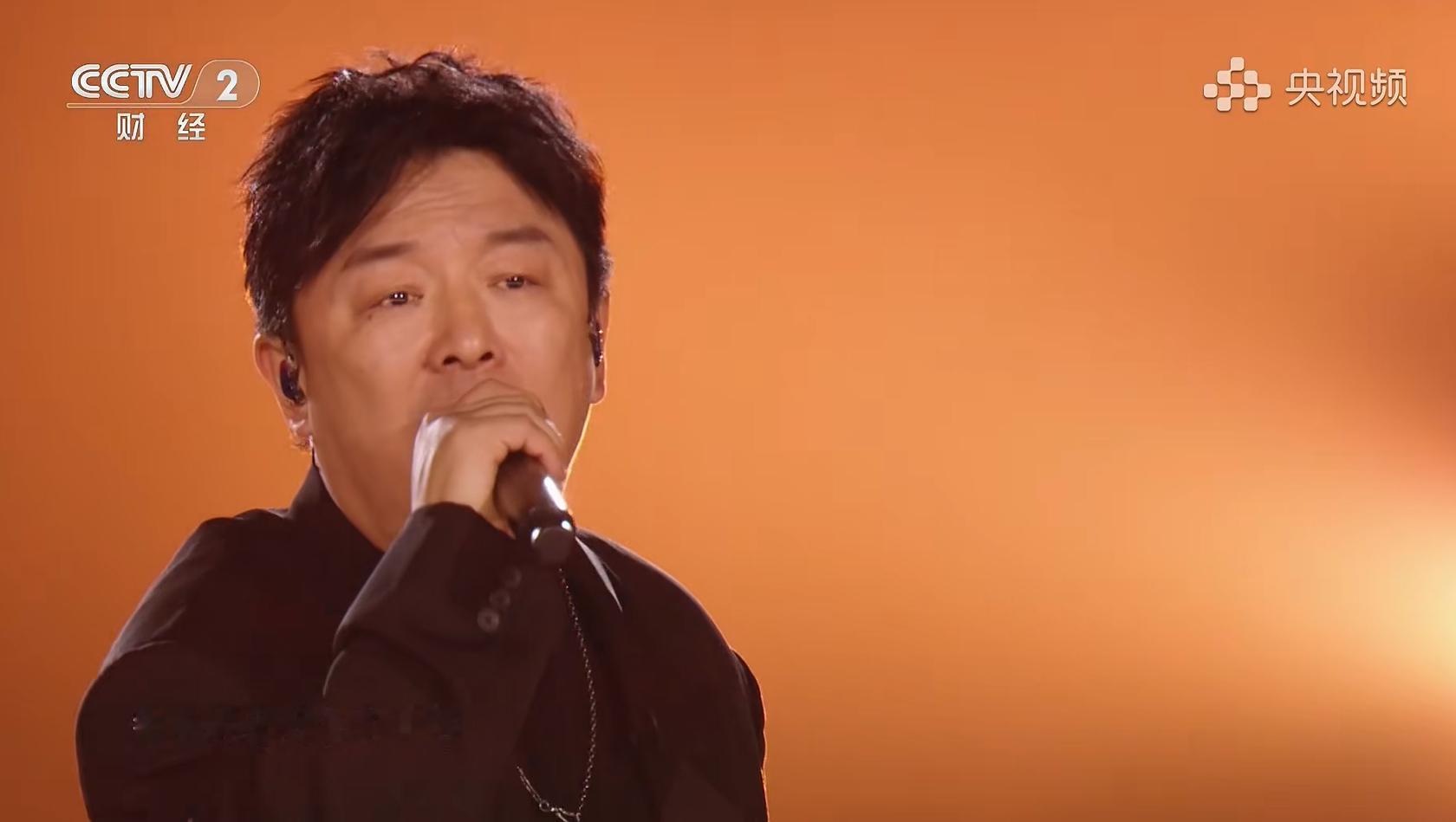 央视鸿蒙星光盛典 黄渤唱起《光辉岁月》这一刻，如在现场会有多么激动 多么美好鸿蒙