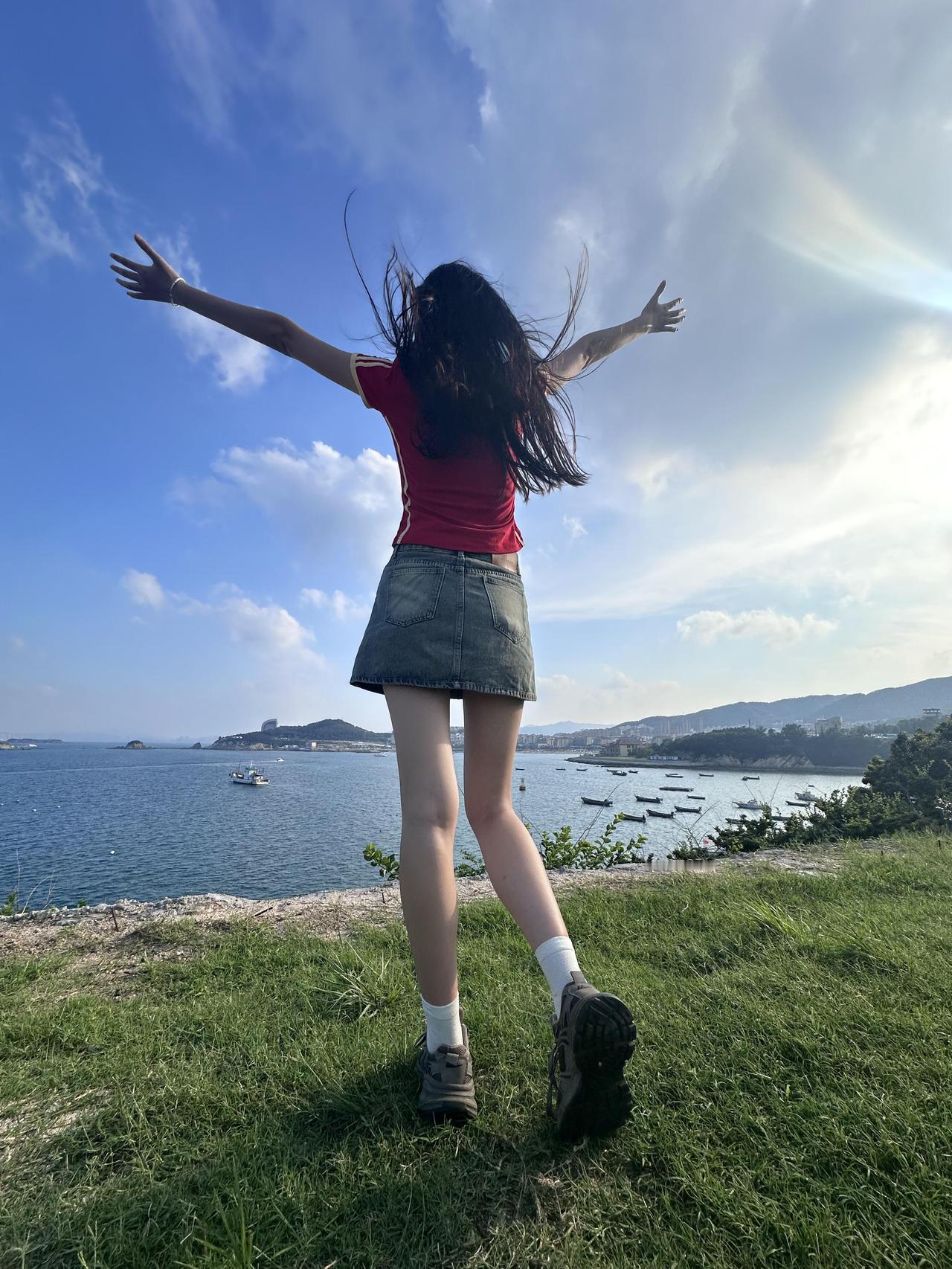 一个女人，
到了一定的年纪，
如果越来越喜欢独处了，

那不是她性格变了，是她活