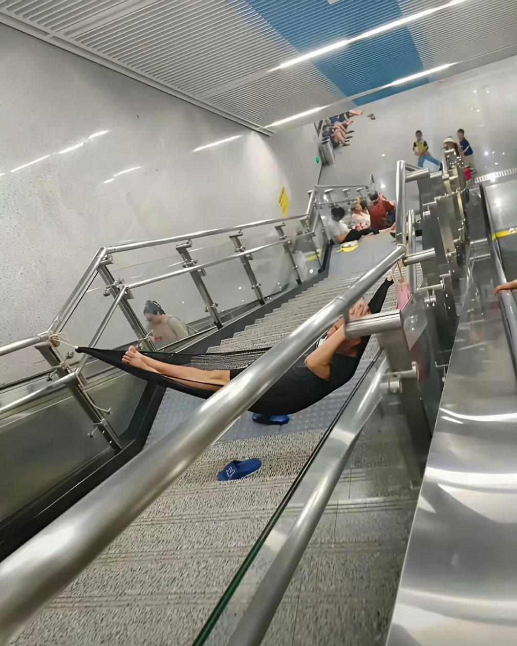 地铁站蹭空调的方式千奇百怪 ​​​