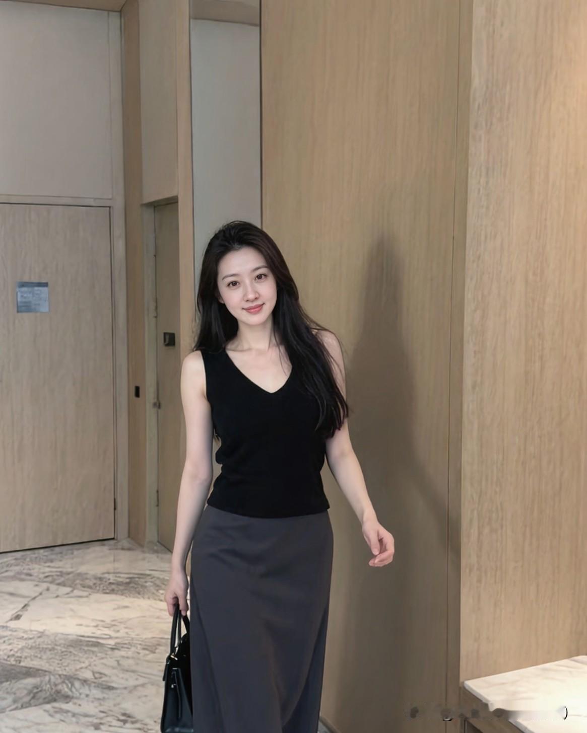 人老了图什么，
有儿女围在身边，
热热闹闹是福；
可兜里有钱，
心里不慌也是底气
