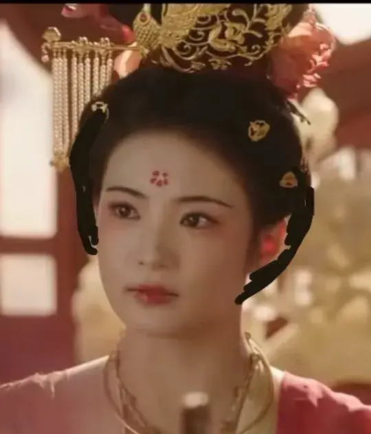 杨紫这把又要被“艳压”了吗？她新剧女配，脸也不是锥子脸，五官也明艳大气，的确比杨