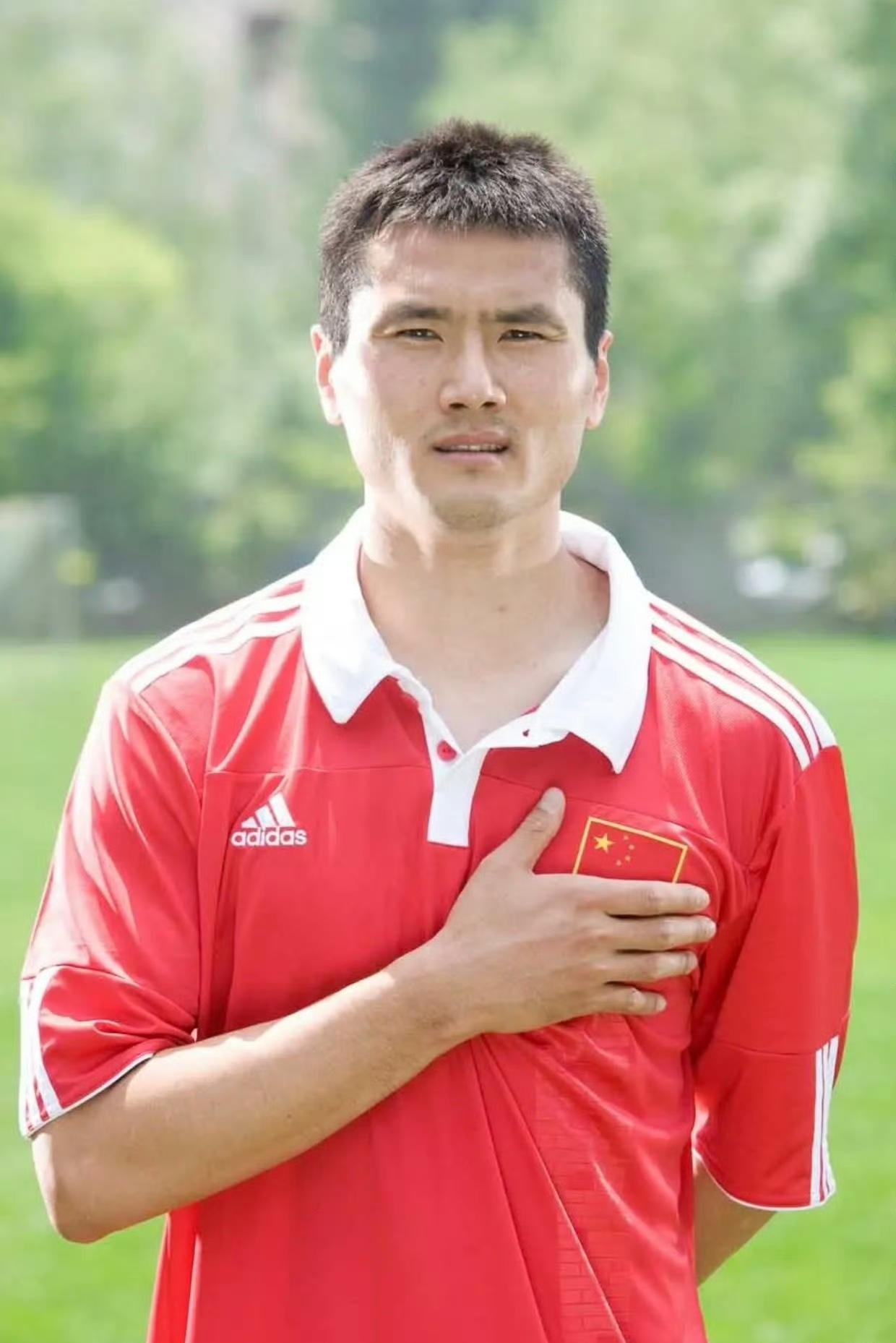 如果是在听唱国歌时，邵佳一这个动作是不对的！