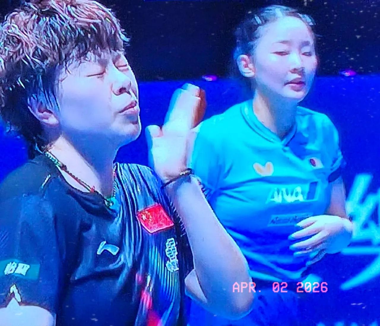 第5局，开局张本美和拼得非常凶狠，4-3领先。
王艺迪稳住心神，连拿4分，7-4