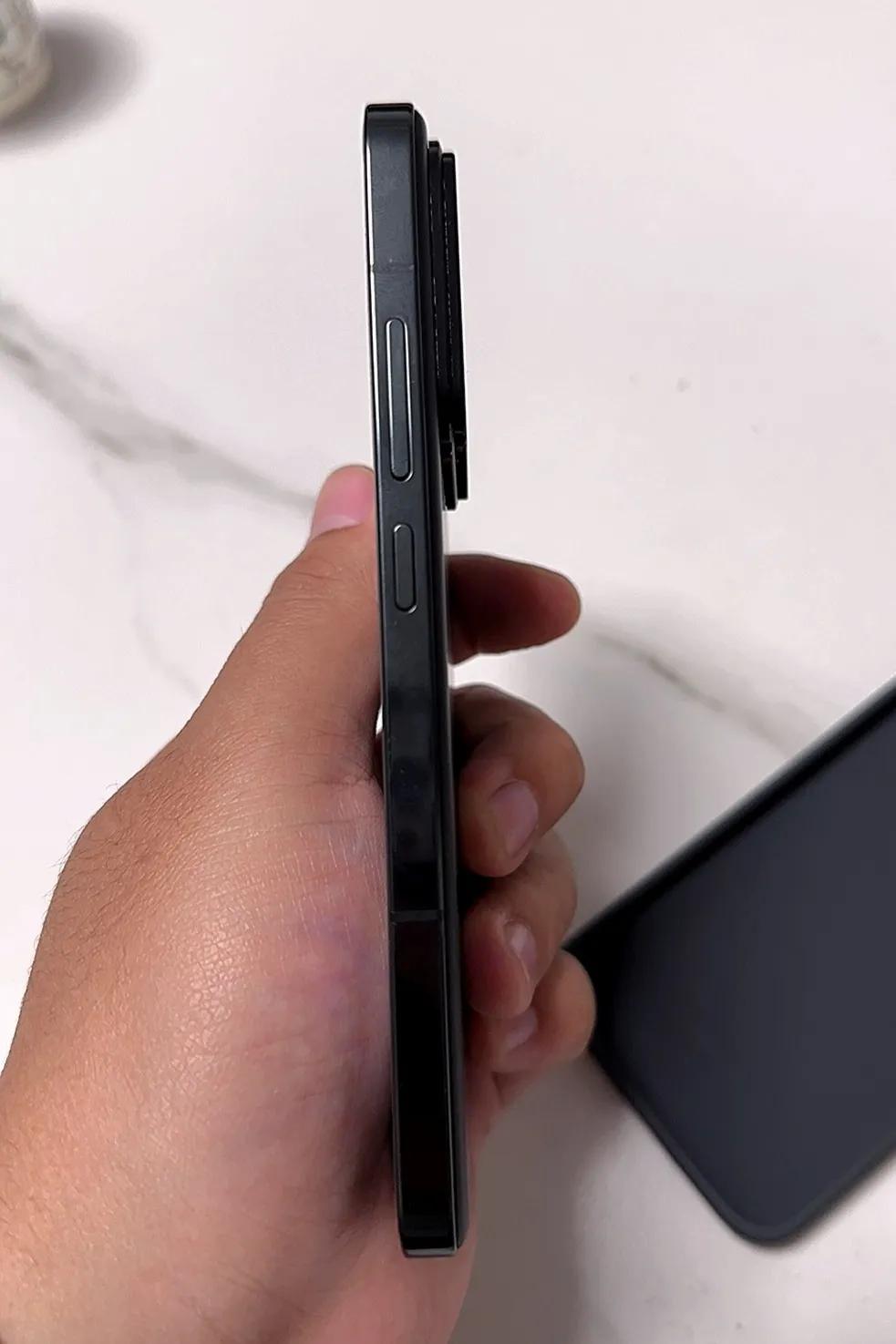 友商被小米14狠狠的上了一课
肠子都悔青了吧
知道小屏市场吃香，没想这么香
因为