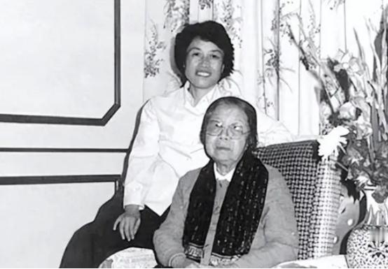 邓颖超去世后，秘书赵炜提出4个要求，中央回应：人民不会同意。
 
周总理逝世后不