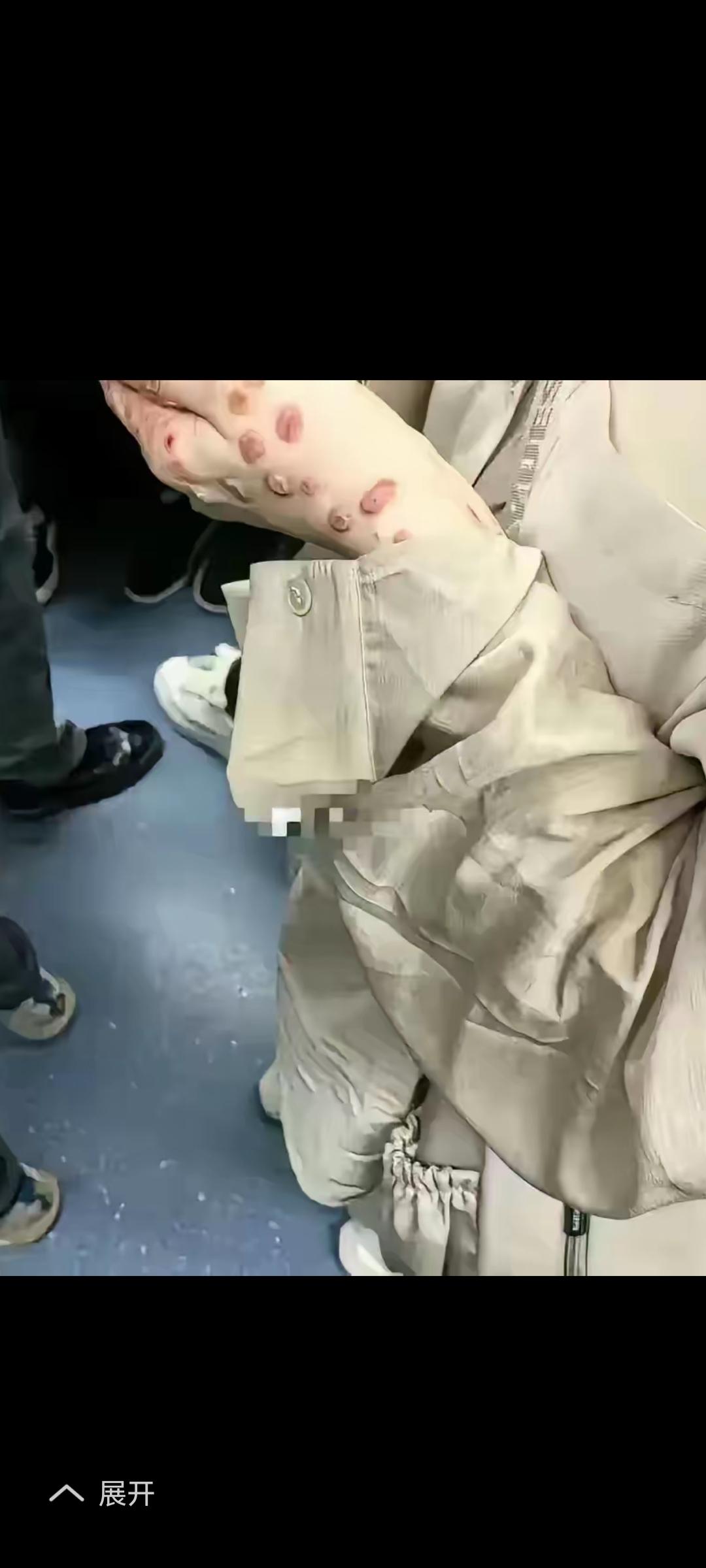 挺漂亮的小姑娘，白白净净的，还带了副眼镜。当她伸出手的那一瞬间。我打了个寒颤。浑