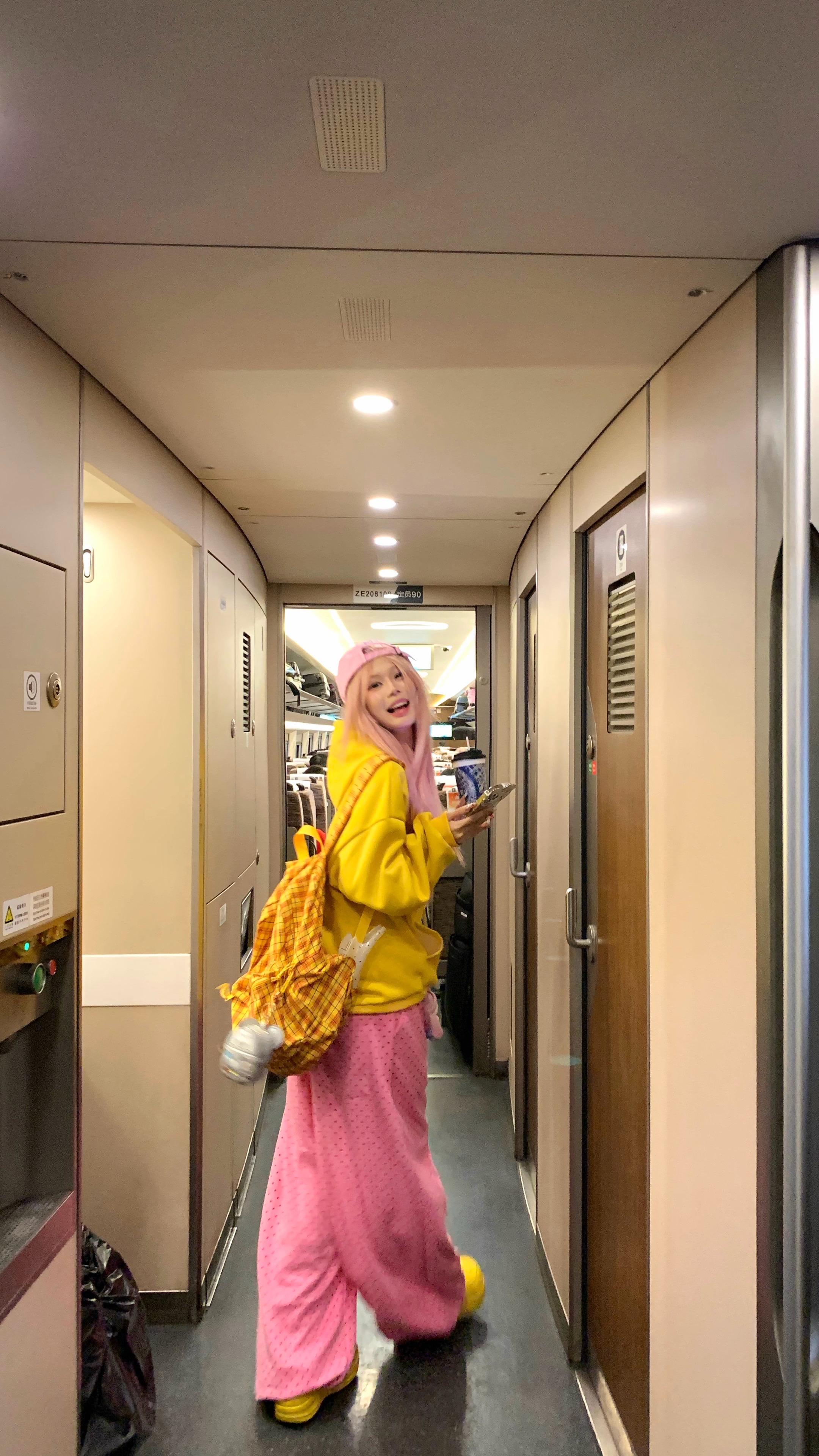 明媚又漂亮的 是我