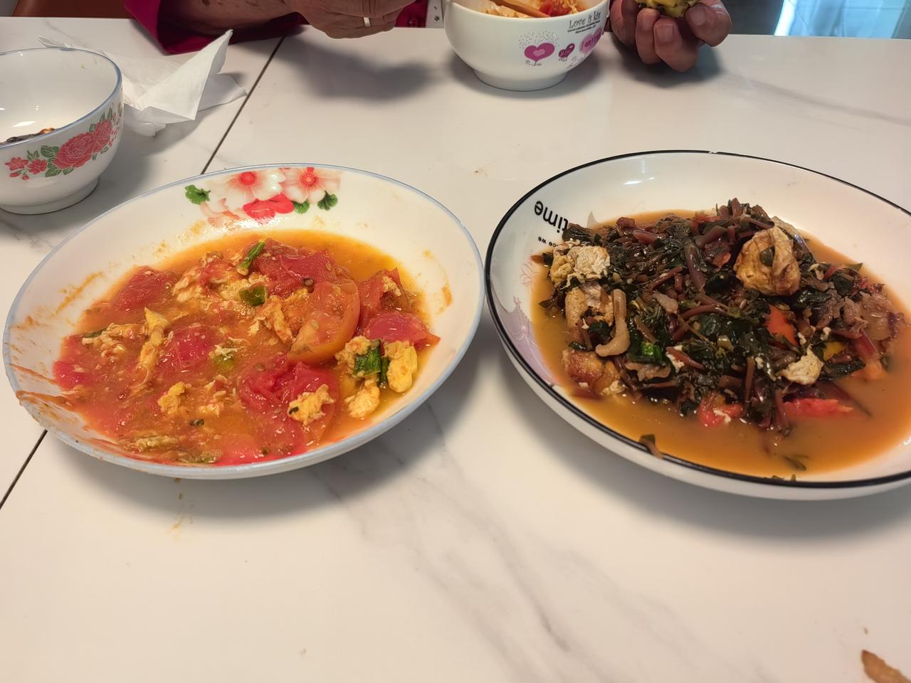 午饭，西红柿鸡蛋，肉沫鸡蛋马齿苋。怕马齿苋汤太黑，放了两西红柿，颜色好看，也好吃