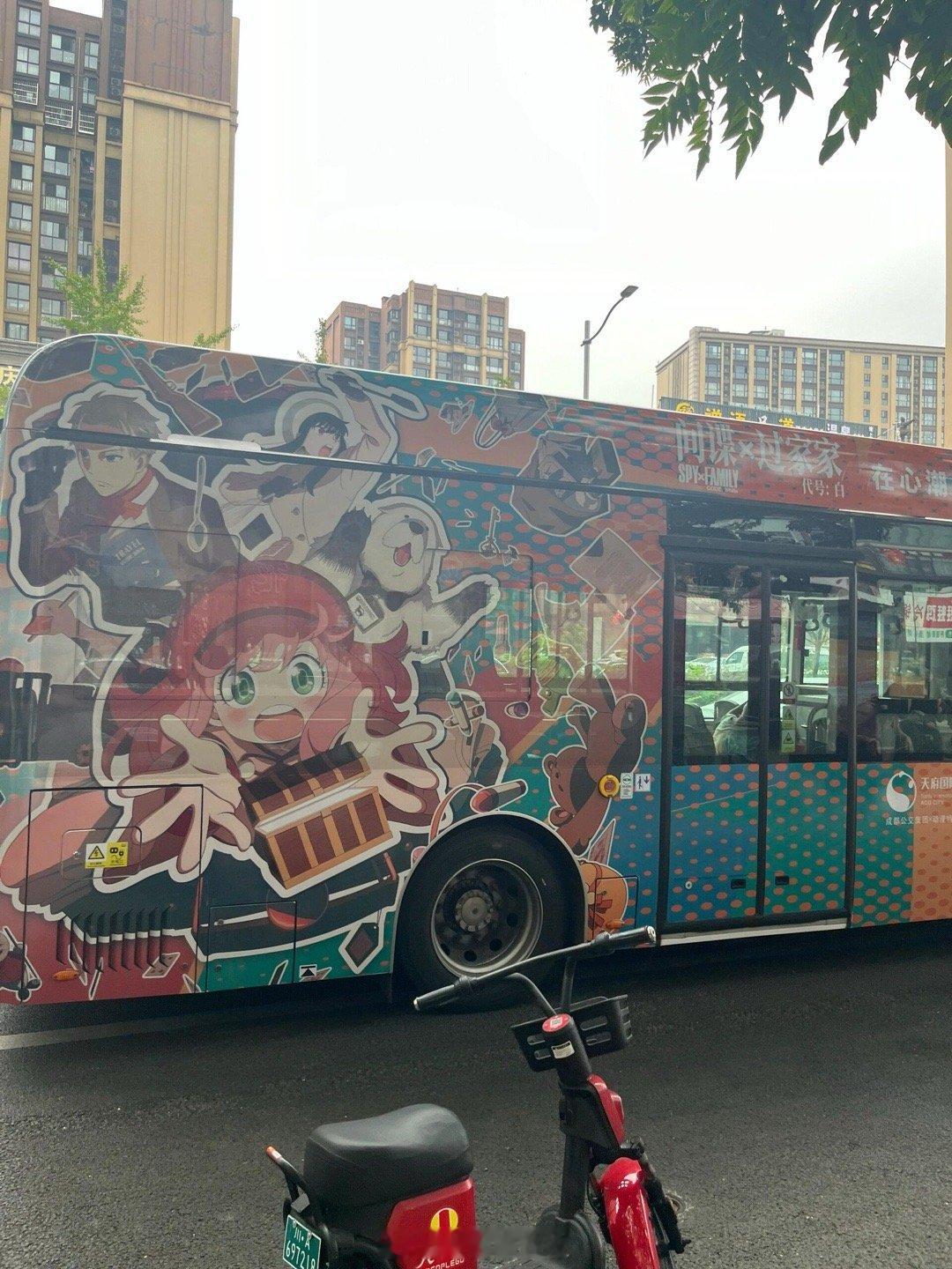 阿狸痛车痛了个大巴车看到阿狸痛巴那一刻…脚趾抠地了，但嘴角疯狂TM上扬！老伙计，