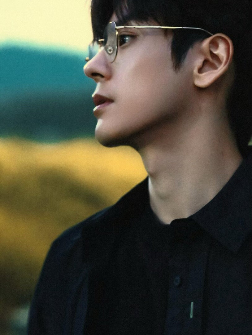 魏哲鸣看张艺凡眼神都拉丝魏哲鸣看张艺凡的眼神都拉丝了，咱就是说你俩能不能合作一部