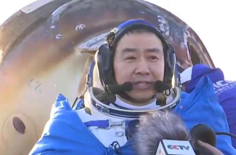 神舟二十号乘组返回！三名宇航员被抬出返回舱，难道是生病了？

今天上午神舟二十一