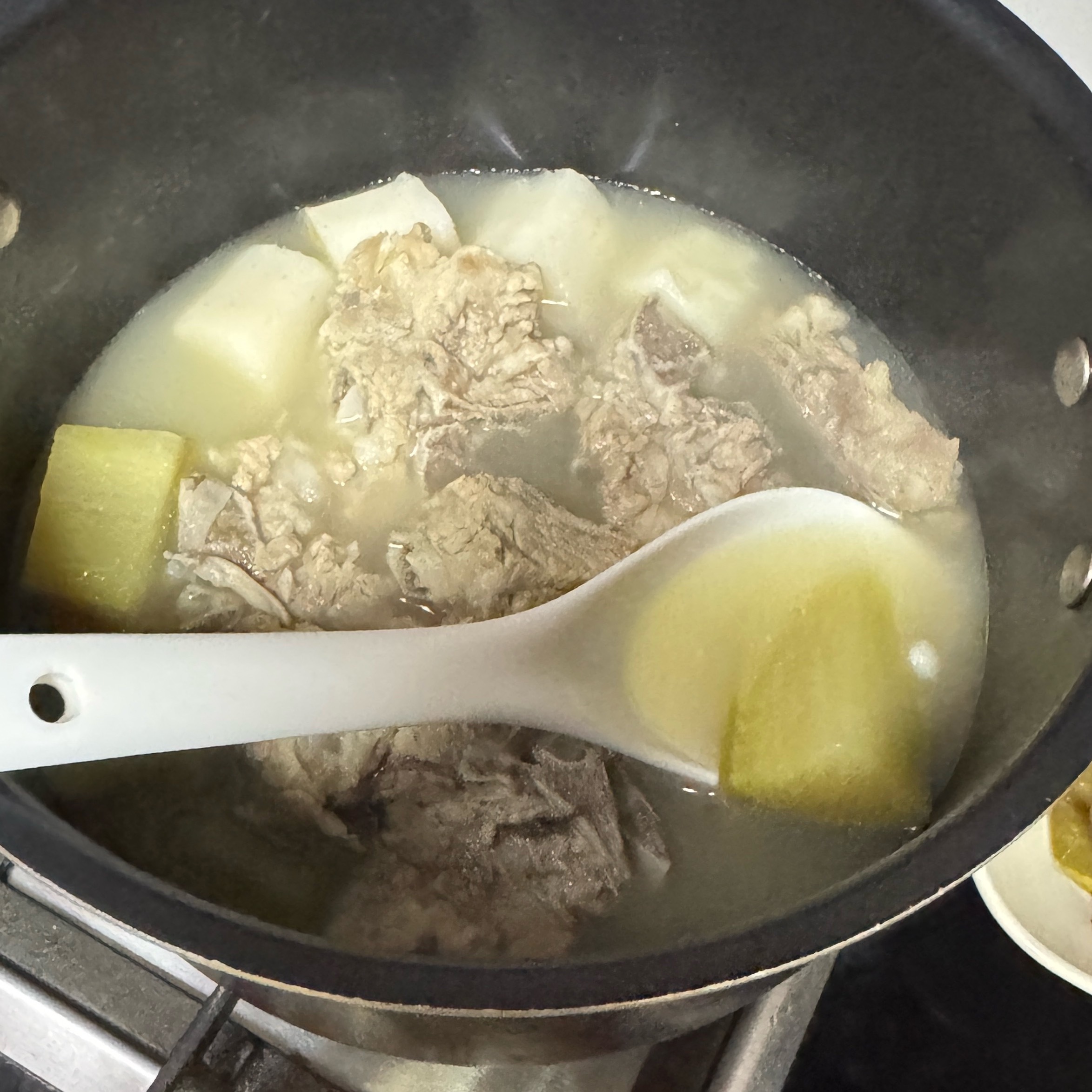 粉丝先吃 今天是萝卜山药味的（太没招了 我妈最近爱上了做排骨汤[流鼻血] ​​​