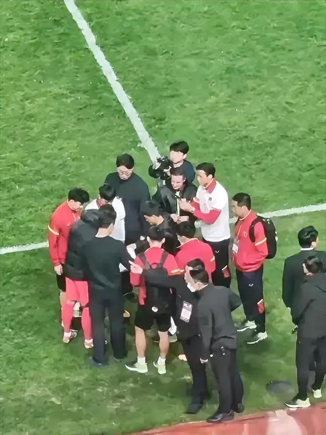 昨日进行的足球友谊赛中，韩国6-0大胜越南，孙兴慜首发踢满全场。
前不久越南队刚