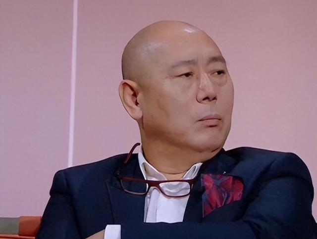 1991年，身价1300万美金的李成儒，扔下老婆和6岁的儿子。几年后，却和一个小