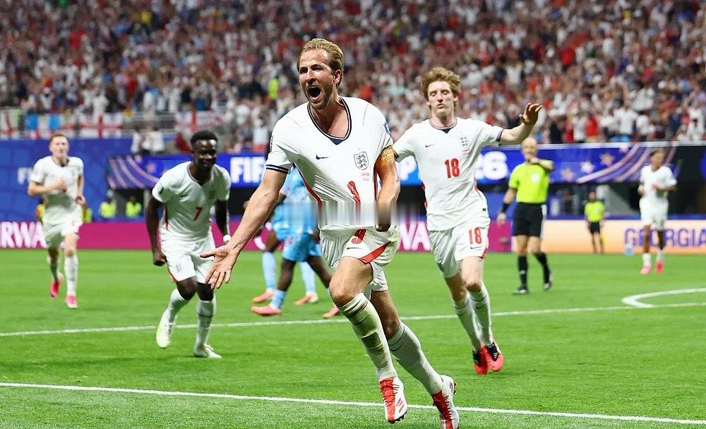凯恩梅开二度7月2日 世界杯1/16决赛，英格兰以2-1的比分逆转民主刚果，晋级