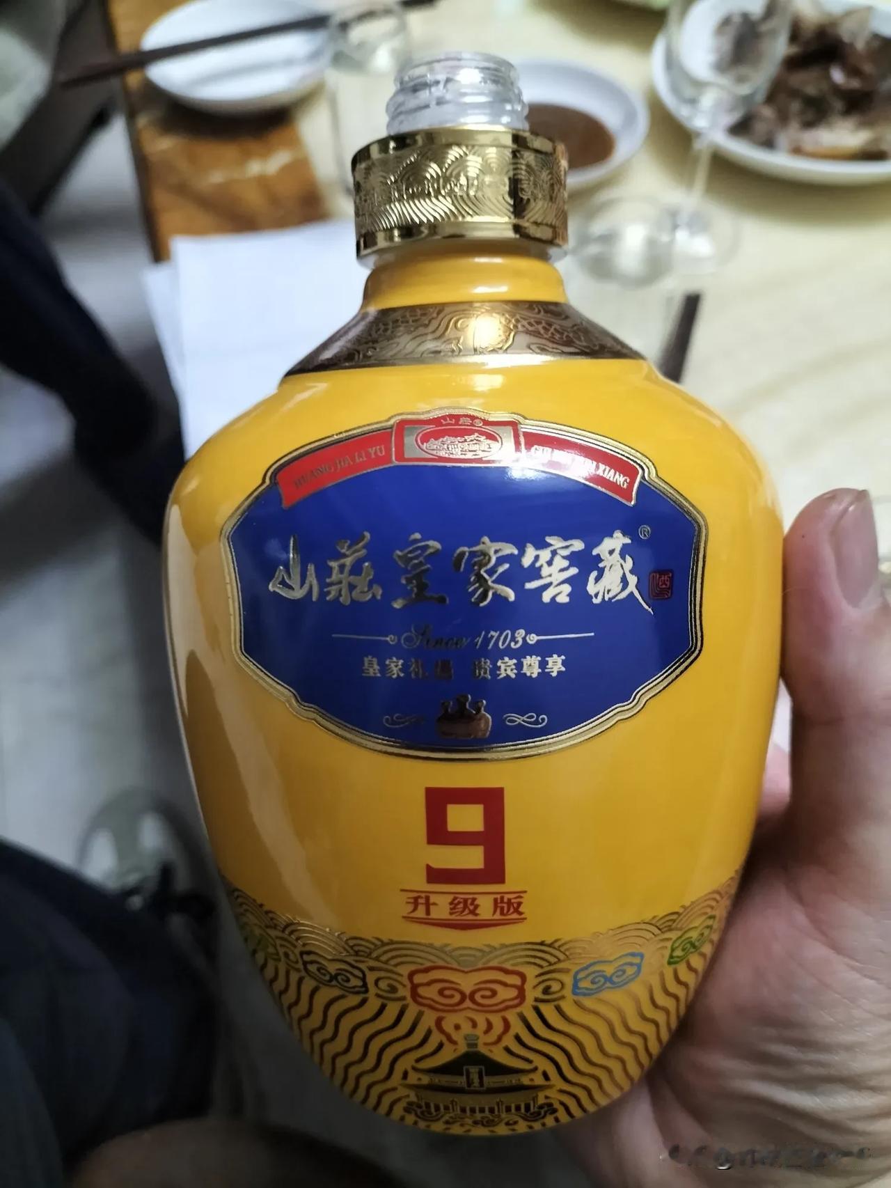 朋友说这款酒，它在承德酒的品牌中的地位，相当于我们的白板，都是当地人认可的中高档