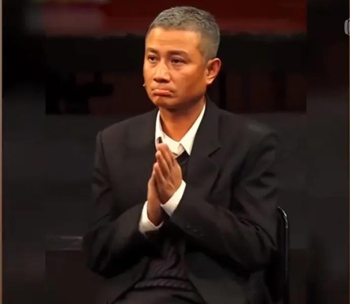 文章太让人意外了，满脸沧桑，一头灰发，嘴角下撇，身材清瘦，完全没有了走好红时意气