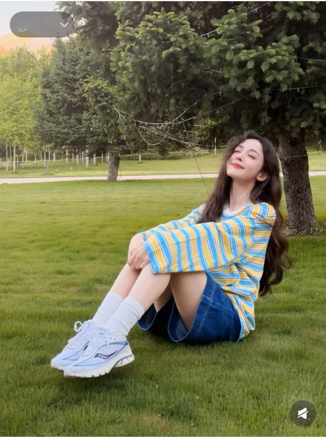 娜扎，脚上的鞋子看着有点不高端。