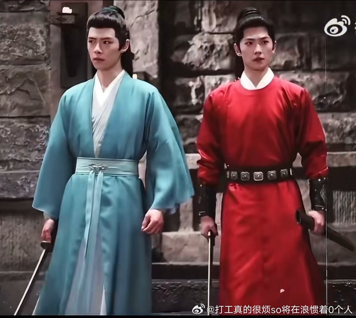 这两件看着都不算值钱方逸伦身上的可以说廉价 