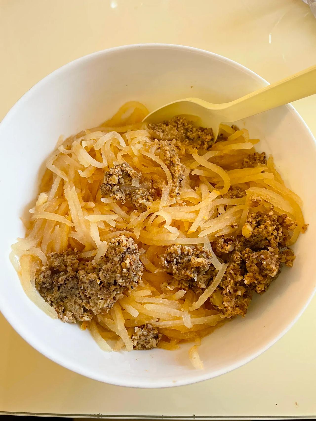 #记录秋天的味道#
今天加歺做个甜品
准备食材：雪梨、冰糖、干核桃
1.先把核桃