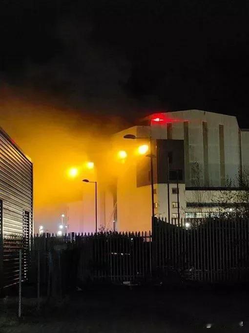 英国核潜艇工厂爆炸后引发火灾，潜艇严重受损
伦敦时间11月2日下午，《太阳报》在