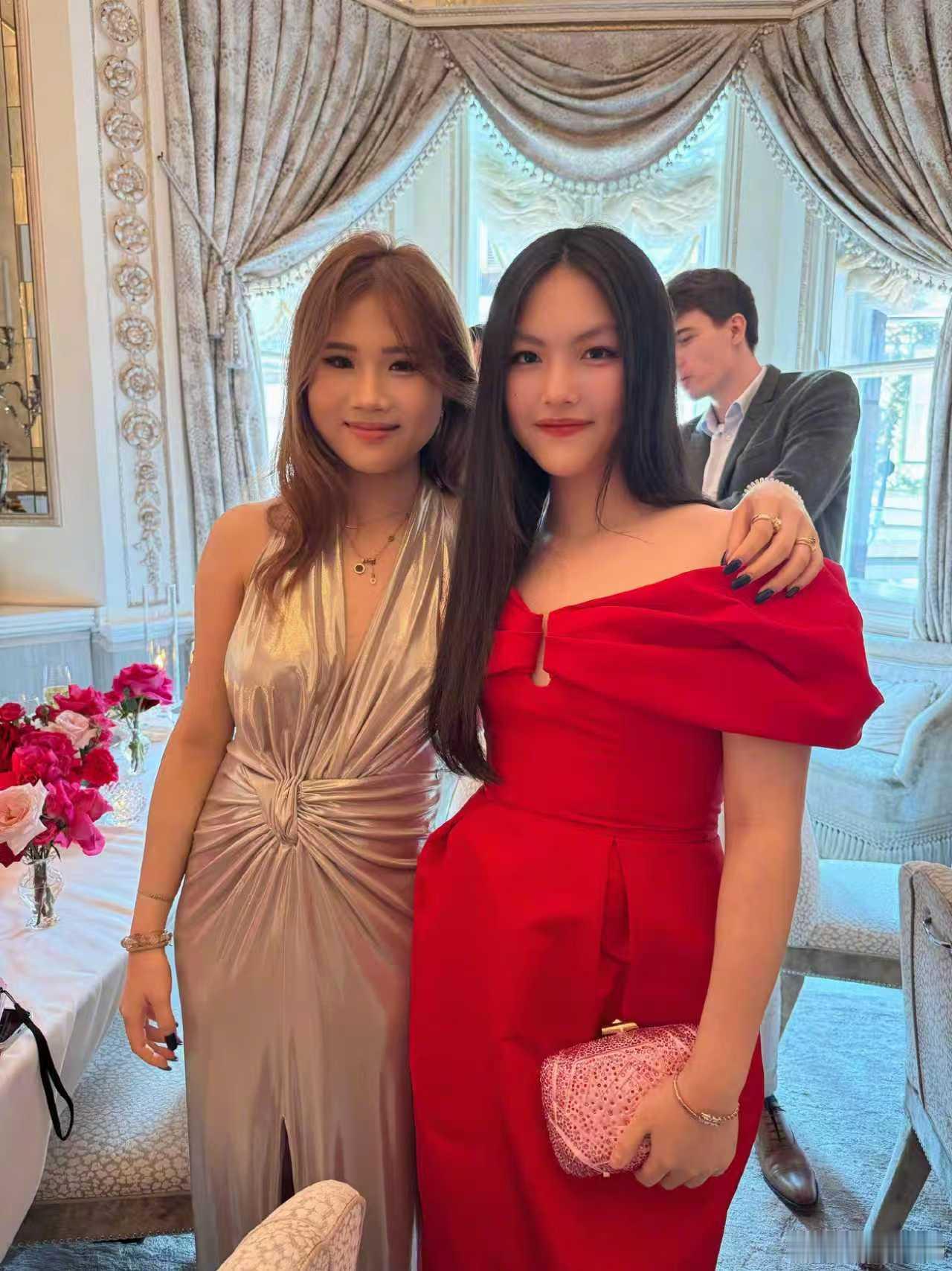 王诗龄16岁生日晚礼服合照王诗龄都16岁了王诗龄16岁生日，红色晚礼服好美啊，当