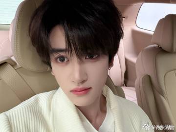 邓佳鑫高会更新 哇哦！邓佳鑫高会更新啦，这个可爱宝宝的一举一动都牵动着我的心，帅