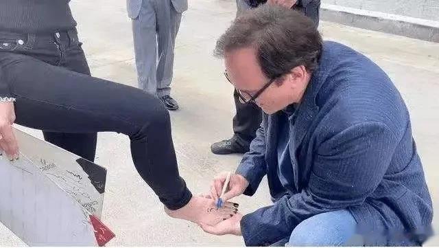 一位经理爆料：大导演昆汀花费在夜店吸吮一位女士的脚趾并舔舐脚底，整整舔了30多分